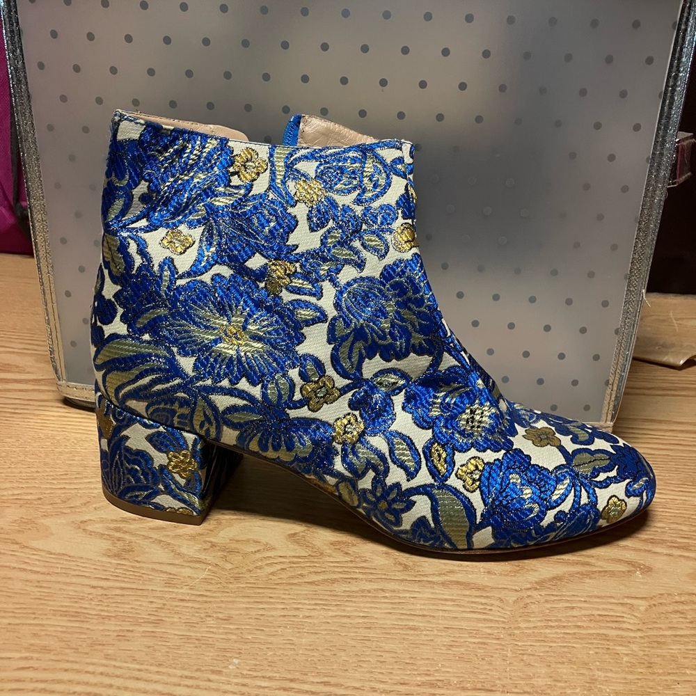 Boots. Size 9.5. Never worn. Sold as is.
